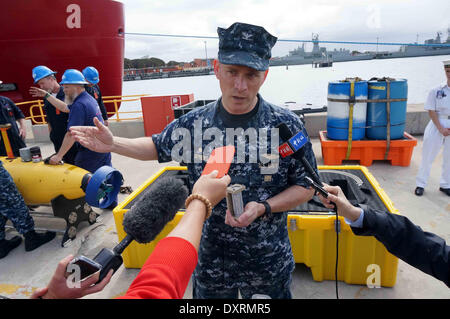 Perth, Australia . 30 Mar, 2014. Stati Uniti Direttore della marina di ocean engineering capitano Mark Matthews introduce attrezzature da utilizzare per la ricerca il mancante della Malaysia Airlines MH370 a HMAS Stirling base navale vicino a Perth, Australia, 30 marzo 2014. Credito: Xinhua/Alamy Live News Foto Stock