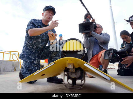 Perth, Australia . 30 Mar, 2014. Stati Uniti Direttore della marina di ocean engineering capitano Mark Matthews introduce attrezzature da utilizzare per la ricerca il mancante della Malaysia Airlines MH370 a HMAS Stirling base navale vicino a Perth, Australia, 30 marzo 2014. Credito: Xinhua/Alamy Live News Foto Stock