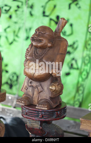 Un oriental statua in legno Foto Stock