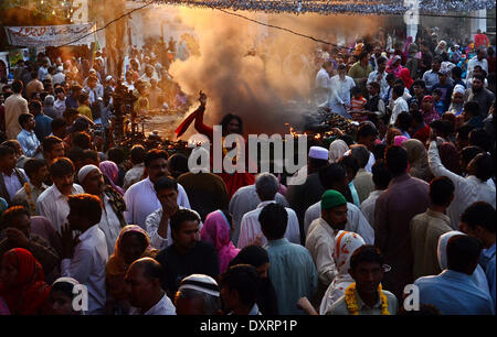 LAHORE,PAKISTAN - 30 Marzo 2014: devoto pakistano a Malang ()danze presso il santuario di Saint Sufi Hazrat Shah Hussain, popolarmente noto come Madhu Lal Hussain, nell Arcidiocesi di Lahore il 30 marzo 2014. Annuale di 3 giorni di festival si è tenuto a Madhu Lal il santuario sulla sua 425th anniversario di nascita.RS Hussain/Pacific Press Agency/Alamy Live News Foto Stock