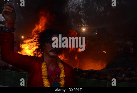 LAHORE,PAKISTAN - 30 Marzo 2014: devoto pakistano a Malang ()danze presso il santuario di Saint Sufi Hazrat Shah Hussain, popolarmente noto come Madhu Lal Hussain, nell Arcidiocesi di Lahore il 30 marzo 2014. Annuale di 3 giorni di festival si è tenuto a Madhu Lal il santuario sulla sua 425th anniversario di nascita.RS Hussain/Pacific Press Agency/Alamy Live News Foto Stock