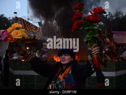 LAHORE,PAKISTAN - 30 Marzo 2014: una donne pakistane devoto a Malang ()danze presso il santuario di Saint Sufi Hazrat Shah Hussain, popolarmente noto come Madhu Lal Hussain, nell Arcidiocesi di Lahore il 30 marzo 2014. Annuale di 3 giorni di festival si è tenuto a Madhu Lal il santuario sulla sua 425th anniversario di nascita.RS Hussain/Pacific Press Agency/Alamy Live News Foto Stock