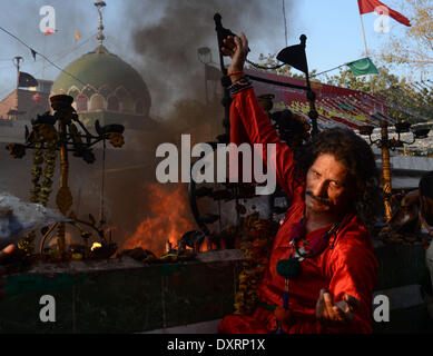 LAHORE,PAKISTAN - 30 Marzo 2014: devoto pakistano a Malang ()danze presso il santuario di Saint Sufi Hazrat Shah Hussain, popolarmente noto come Madhu Lal Hussain, nell Arcidiocesi di Lahore il 30 marzo 2014. Annuale di 3 giorni di festival si è tenuto a Madhu Lal il santuario sulla sua 425th anniversario di nascita.RS Hussain/Pacific Press Agency/Alamy Live News Foto Stock