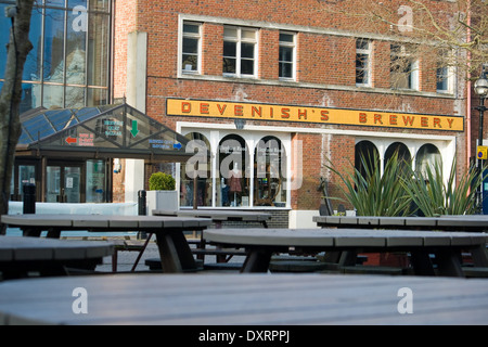 Parte della vecchia Devenish's Brewery nella speranza Square,Weymouth visto dal pub Red Lion. Foto Stock
