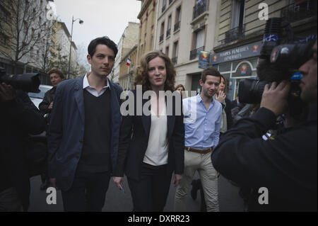 Parigi, Francia. 30 Mar, 2014. Dal candidato del partito conservatore UMP partito politico, Nathalie Kosciusko-Morizet, centro, abbandona il seggio dopo il voto per le elezioni municipali a Parigi, domenica 30 marzo, 2014.(foto/Zacharie Scheurer) © Zacharie Scheurer/NurPhoto/ZUMAPRESS.com/Alamy Live News Foto Stock