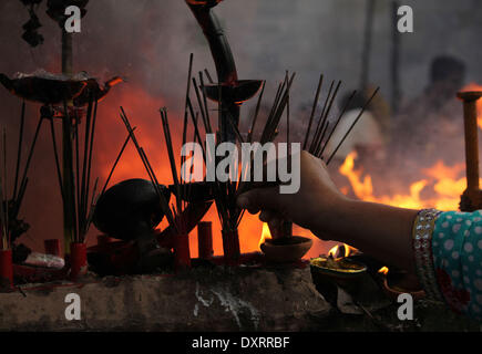Lahore Punjab, Pakistan. 30 Mar, 2014. Il pakistan musulmani devoti si sono riuniti per prendere parte al santuario del Santo Sufi Hazrat Shah Hussain, popolarmente noto come Madhu Lal Hussain, nell Arcidiocesi di Lahore il 30 marzo 2014. Annuale di 3 giorni di festival si è tenuto a Madhu Lal il santuario sulla sua 425th anniversario di nascita. Credito: Rs Hussain/NurPhoto/ZUMAPRESS.com/Alamy Live News Foto Stock