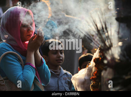 Lahore Punjab, Pakistan. 30 Mar, 2014. Il pakistan musulmani devoti si sono riuniti per prendere parte al santuario del Santo Sufi Hazrat Shah Hussain, popolarmente noto come Madhu Lal Hussain, nell Arcidiocesi di Lahore il 30 marzo 2014. Annuale di 3 giorni di festival si è tenuto a Madhu Lal il santuario sulla sua 425th anniversario di nascita. Credito: Rs Hussain/NurPhoto/ZUMAPRESS.com/Alamy Live News Foto Stock