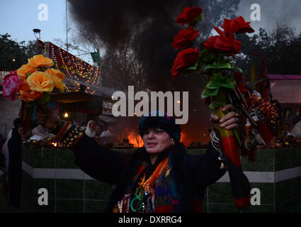 Lahore Punjab, Pakistan. 30 Mar, 2014. Un donne pakistane devoto a Malang ()danze presso il santuario di Saint Sufi Hazrat Shah Hussain, popolarmente noto come Madhu Lal Hussain, nell Arcidiocesi di Lahore il 30 marzo 2014. Annuale di 3 giorni di festival si è tenuto a Madhu Lal il santuario sulla sua 425th anniversario di nascita. Credito: Rs Hussain/NurPhoto/ZUMAPRESS.com/Alamy Live News Foto Stock