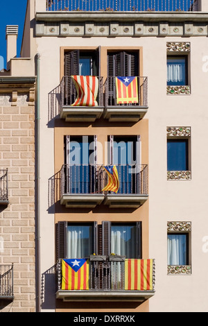 Indipendenza Catalana bandiere appesi ai balconi di Vic, la Catalogna. Foto Stock