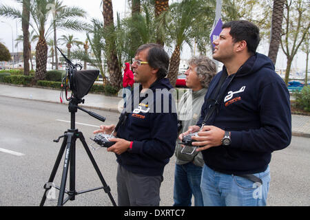 Drone Multicopter operatore tecnico, antenna videocamera, veduta aerea della gara. Foto Stock