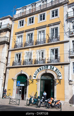 Lisbona, Portogallo - 13 Ottobre 2011: La Bica funicolare (Elevador da Bica o Ascensor da Bica) è una funicolare a Lisbona, Portogallo Foto Stock