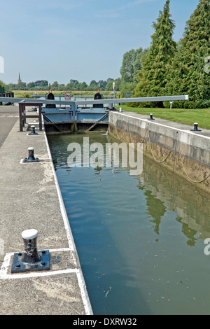 St Johns Lock sul Fiume Tamigi a Lechlade, Cotswolds, Gloucestershire, Inghilterra, Gran Bretagna. Foto Stock