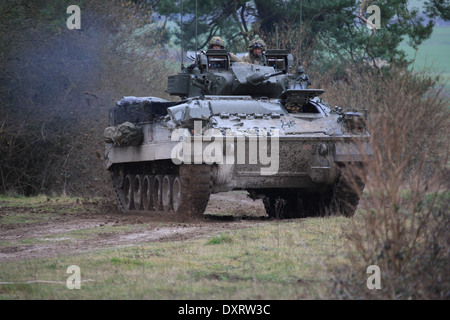 FV510 Warrior IFV marcia su terreni accidentati su Salisbury Plain Area Formazione durante un esercizio Foto Stock