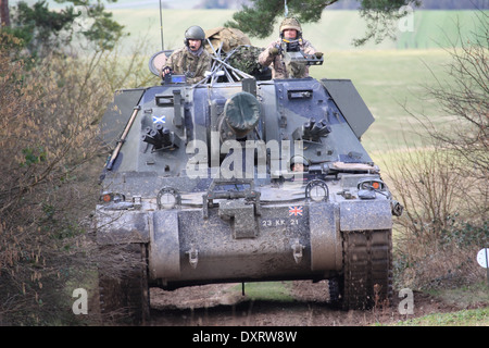 Esercito britannico come90 Viaggiando CROSSS paese durante un esercizio di formazione. Foto Stock