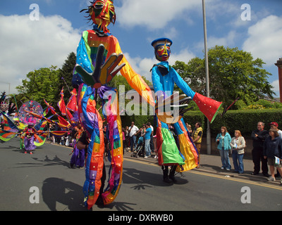 Colorati pupazzi giganti intrattenere la strada folle come parte di un "Caribbean Carnival" che si tengono durante il periodo estivo n del Regno Unito. Foto Stock