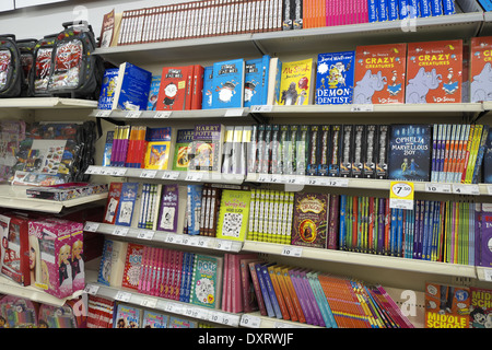 Libri per bambini in vendita in un supermercato australiano a Sydney, nuovo Galles del Sud, Australia Foto Stock