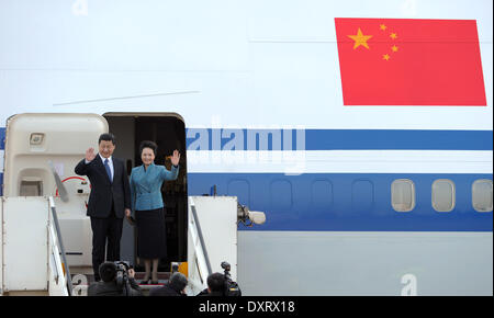 Duesseldorf, Germania. 30 Mar, 2014. Il presidente cinese Xi Jinping (L) e sua moglie Peng Liyuan bis addio all'aeroporto di Duesseldorf, Germania, 30 marzo 2014. Xi ha completato la sua visita in Germania con un viaggio per lo stato tedesco della Renania settentrionale-Vestfalia. Foto: Caroline Seidel/dpa/Alamy Live News Foto Stock