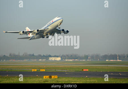 Duesseldorf, Germania. 30 Mar, 2014. Il governo cinese aereo decolla dall'aeroporto di Duesseldorf, Germania, 30 marzo 2014. Il presidente cinese Xi Jinping ha completato la sua visita in Germania con un viaggio per lo stato tedesco della Renania settentrionale-Vestfalia. Foto: Caroline Seidel/dpa/Alamy Live News Foto Stock