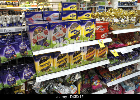 Uova di Pasqua al cioccolato e rose cadburys in vendita in un supermercato australiano Foto Stock