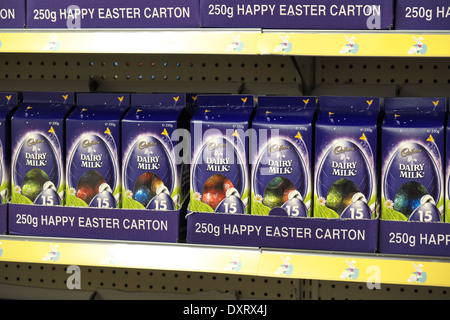 Cartoni di uova di pasqua al latte di cioccolato Cadbury su uno scaffale del supermercato australiano Foto Stock