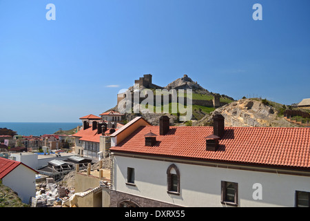 Fortezza genovese nei pressi della località di villeggiatura in estate Foto Stock