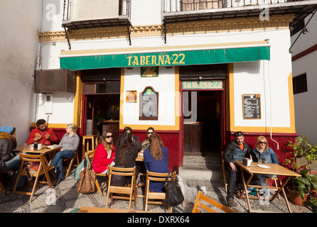 Persone bere all'aperto presso un bar a Granada, Andalusia Spagna Europa Foto Stock