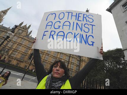 Londra, UK, UK. 30 Mar, 2014. Le Madri contro è un gruppo interessato circa l'impatto hazourdous unconventional società petrolifere e del gas lascerà ai loro figli e del pianeta in futuro Credito: Gail Orenstein/ZUMAPRESS.com/Alamy Live News Foto Stock