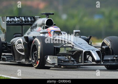 Sepang, Malesia. 30 Mar, 2014. Il pilota della McLaren Jenson Button di Bretagna rigidi malese durante la Formula One Grand Prix al Sepang International Circuit di Sepang, Malesia, 30 marzo 2014. Credito: Chong Voon Chung/Xinhua/Alamy Live News Foto Stock