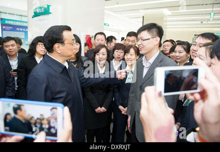 Pechino, la Cina la provincia di Liaoning. 26 Mar, 2014. Il premier cinese LI Keqiang (L, anteriore) colloqui con i membri del personale del Liaoning filiale della Banca agricola di Cina a Shenyang, capitale del nord-est della Cina di Provincia di Liaoning, Marzo 26, 2014. Li ha pagato una visita di ispezione al nord della Cina di Mongolia Interna Regione Autonoma e nel nord-est della Cina di Provincia di Liaoning dal 26 marzo al 28. © Huang Jingwen/Xinhua/Alamy Live News Foto Stock