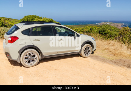 Subaru XV guardando sopra la boccola costiere e Cape Leeuwin Lighthouse vicino a Augusta, Australia occidentale Foto Stock