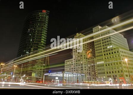 Berlino, Germania. 29 Mar, 2014. I servizi di autobus e macchine che passano dall'ufficio spento highrise uffici della Deutsche Bahn AG (DB) durante il cosiddetto "Earth Hour' dell'evento a Potsdamer Platz a Berlino, Germania, 29 marzo 2014. "Earth Hour' è un evento mondiale che si prefigge di mettere a segno per la protezione ambientale e per attirare l attenzione alla consapevolezza ambientale. Foto: Henning Kaiser/dpa/Alamy Live News Foto Stock