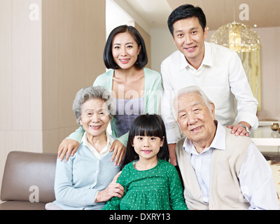 Tre generazioni di una famiglia asiatica Foto Stock