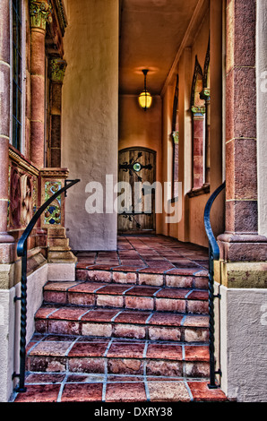 Corridoio esterno che conduce alla porta di legno, Ca' d'Zan Mansion, Museo Ringling, Sarasota, Florida Foto Stock