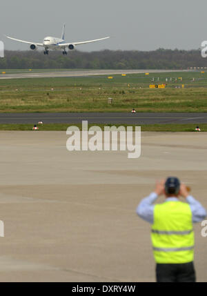 Duesseldorf, Germania. 30 Mar, 2014. Un Boeing 787-800, anche sapere come Dreamliner, della compagnia aerea giapponese All Nippon Airways (ANA) arriva all'aeroporto di Duesseldorf, Germania, 30 marzo 2014. Dal 30 marzo 2014 in poi ANA ha avviato nuovi voli da Duesseldorf a Tokyo una volta al giorno. Foto: Caroline Seidel/dpa/Alamy Live News Foto Stock