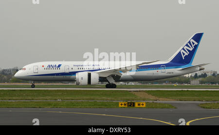 Duesseldorf, Germania. 30 Mar, 2014. Un Boeing 787-800, anche sapere come Dreamliner, della compagnia aerea giapponese All Nippon Airways (ANA) arriva all'aeroporto di Duesseldorf, Germania, 30 marzo 2014. Dal 30 marzo 2014 in poi ANA ha avviato nuovi voli da Duesseldorf a Tokyo una volta al giorno. Foto: Caroline Seidel/dpa/Alamy Live News Foto Stock