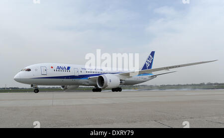 Duesseldorf, Germania. 30 Mar, 2014. Un Boeing 787-800, anche sapere come Dreamliner, della compagnia aerea giapponese All Nippon Airways (ANA) arriva all'aeroporto di Duesseldorf, Germania, 30 marzo 2014. Dal 30 marzo 2014 in poi ANA ha avviato nuovi voli da Duesseldorf a Tokyo una volta al giorno. Foto: Caroline Seidel/dpa/Alamy Live News Foto Stock