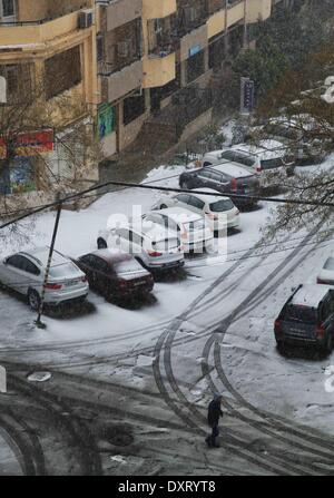 (140330) -- BAKU, Marzo. 30, 2014 (Xinhua) -- Un uomo cammina nella neve a Baku, capitale dell'Azerbaigian il 30 marzo 2014. Una neve pesante hits Azerbaigian oggi come le temperature goccia a 10 gradi in alcune regioni. (Xinhua) Foto Stock