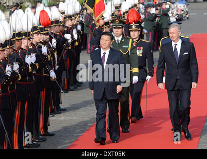 Bruxelles, Belgio. 30 Mar, 2014. Il presidente cinese Xi Jinping anteriore (L) e il re Filippo del Belgio (anteriore R) revisione della guardia d'onore durante la cerimonia di accoglienza a Bruxelles, Belgio, 30 marzo 2014. Xi si è incontrato con il re Filippo del Belgio a Bruxelles di domenica. Credito: Ma Zhancheng/Xinhua/Alamy Live News Foto Stock