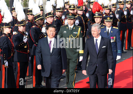 Bruxelles, Belgio. 30 Mar, 2014. Il presidente cinese Xi Jinping anteriore (L) e il re Filippo del Belgio (anteriore R) revisione della guardia d'onore durante la cerimonia di accoglienza a Bruxelles, Belgio, 30 marzo 2014. Xi si è incontrato con il re Filippo del Belgio a Bruxelles di domenica. Credito: Yao Dawei/Xinhua/Alamy Live News Foto Stock