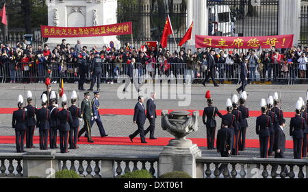 Bruxelles, Belgio. 30 Mar, 2014. Il presidente cinese Xi Jinping centrale (L) e il re Filippo del Belgio (centrale R) revisione della guardia d'onore durante la cerimonia di accoglienza a Bruxelles, Belgio, 30 marzo 2014. Xi si è incontrato con il re Filippo del Belgio a Bruxelles di domenica. Credito: Ju Peng/Xinhua/Alamy Live News Foto Stock