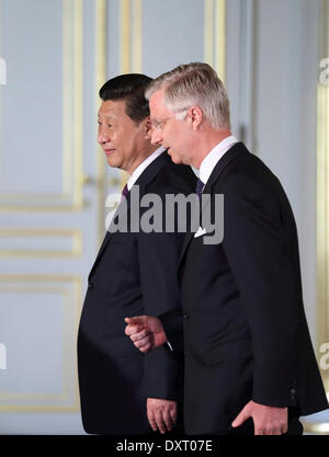 Bruxelles, Belgio. 30 Mar, 2014. Il presidente cinese Xi Jinping (L) si riunisce con il re Filippo del Belgio a Bruxelles, Belgio, 30 marzo 2014. Credit: Lan Hongguang/Xinhua/Alamy Live News Foto Stock
