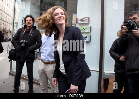 Parigi, Francia. 30 Mar, 2014. Nathalie Kosciusko-Morizet, il conservatore UMP partito politico candidato per i sindaci di elezione, arriva a gettare il suo voto, Marzo 30, 2014. Il secondo round del 2014 elezioni comunali iniziato oggi per eleggere sindaci e consiglieri per un mandato di sei anni. (Xinhua/Nicolas Kovarik)(bxq) Credito: Xinhua/Alamy Live News Foto Stock