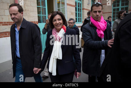 Parigi, Francia. 30 Mar, 2014. Anne Hidalgo, attuale città di Parigi il vice sindaco e il Partito socialista candidato per i sindaci di elezione arriva a gettare il suo voto a Parigi, 30 marzo 2014. Il secondo round del 2014 elezioni comunali iniziato oggi per eleggere sindaci e consiglieri per un mandato di sei anni. Credito: Xinhua/Alamy Live News Foto Stock