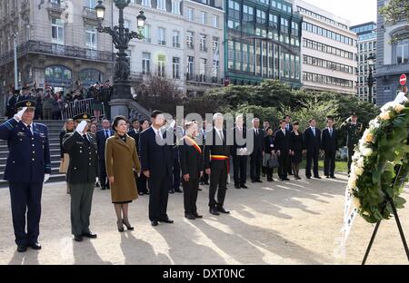 Bruxelles, Belgio. 30 Mar, 2014. Il presidente cinese Xi Jinping (4 L) presenta una corona di fiori al Milite Ignoto Monumento a Bruxelles, Belgio, 30 marzo 2014. Credito: Pang Xinglei/Xinhua/Alamy Live News Foto Stock