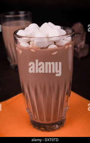 Marshmallows sulla parte superiore una tazza di cioccolata calda Foto Stock