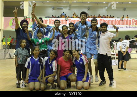 Pataliputra complesso sportivo, Kankarbagh, Patna, Bihar, in India, il 30 marzo 2014. I giocatori in azione durante il XVII Junior, Nazionale Sepak Takraw campionati. I guadagni di gioco lento popolarità in India ora. Foto di Rupa Ghosh/Alamy Live News. Foto Stock