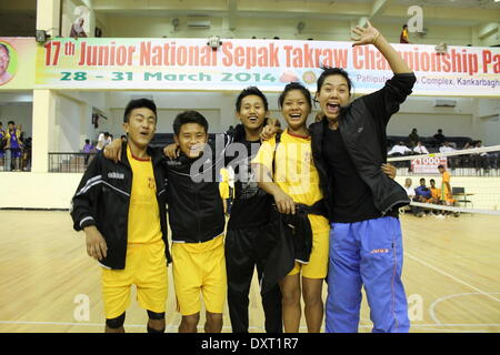 Pataliputra complesso sportivo, Kankarbagh, Patna, Bihar, in India, il 30 marzo 2014. I giocatori in azione durante il XVII Junior, Nazionale Sepak Takraw campionati. I guadagni di gioco lento popolarità in India ora. Foto di Rupa Ghosh/Alamy Live News. Foto Stock