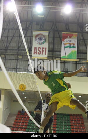 Pataliputra complesso sportivo, Kankarbagh, Patna, Bihar, in India, il 30 marzo 2014. I giocatori in azione durante il XVII Junior, Nazionale Sepak Takraw campionati. I guadagni di gioco lento popolarità in India ora. Foto di Rupa Ghosh/Alamy Live News. Foto Stock