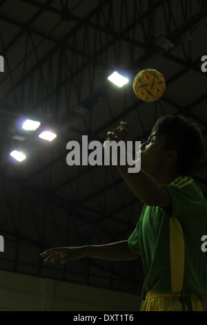 Pataliputra complesso sportivo, Kankarbagh, Patna, Bihar, in India, il 30 marzo 2014. I giocatori in azione durante il XVII Junior, Nazionale Sepak Takraw campionati. I guadagni di gioco lento popolarità in India ora. Foto di Rupa Ghosh/Alamy Live News. Foto Stock