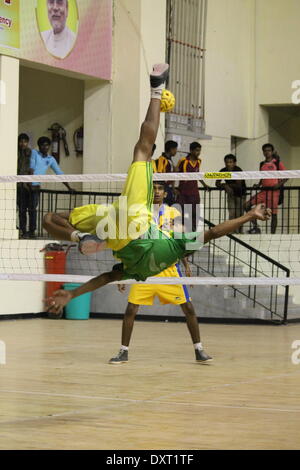 Pataliputra complesso sportivo, Kankarbagh, Patna, Bihar, in India, il 30 marzo 2014. I giocatori in azione durante il XVII Junior, Nazionale Sepak Takraw campionati. I guadagni di gioco lento popolarità in India ora. Foto di Rupa Ghosh/Alamy Live News. Foto Stock